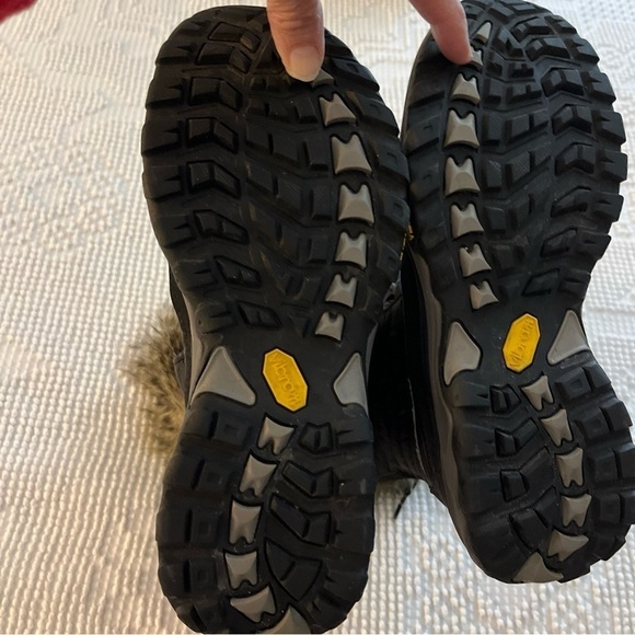 Eddie Bauer Microtherm black boots with faux fur. Size 8. Worn one time. - Picture 8 of 10